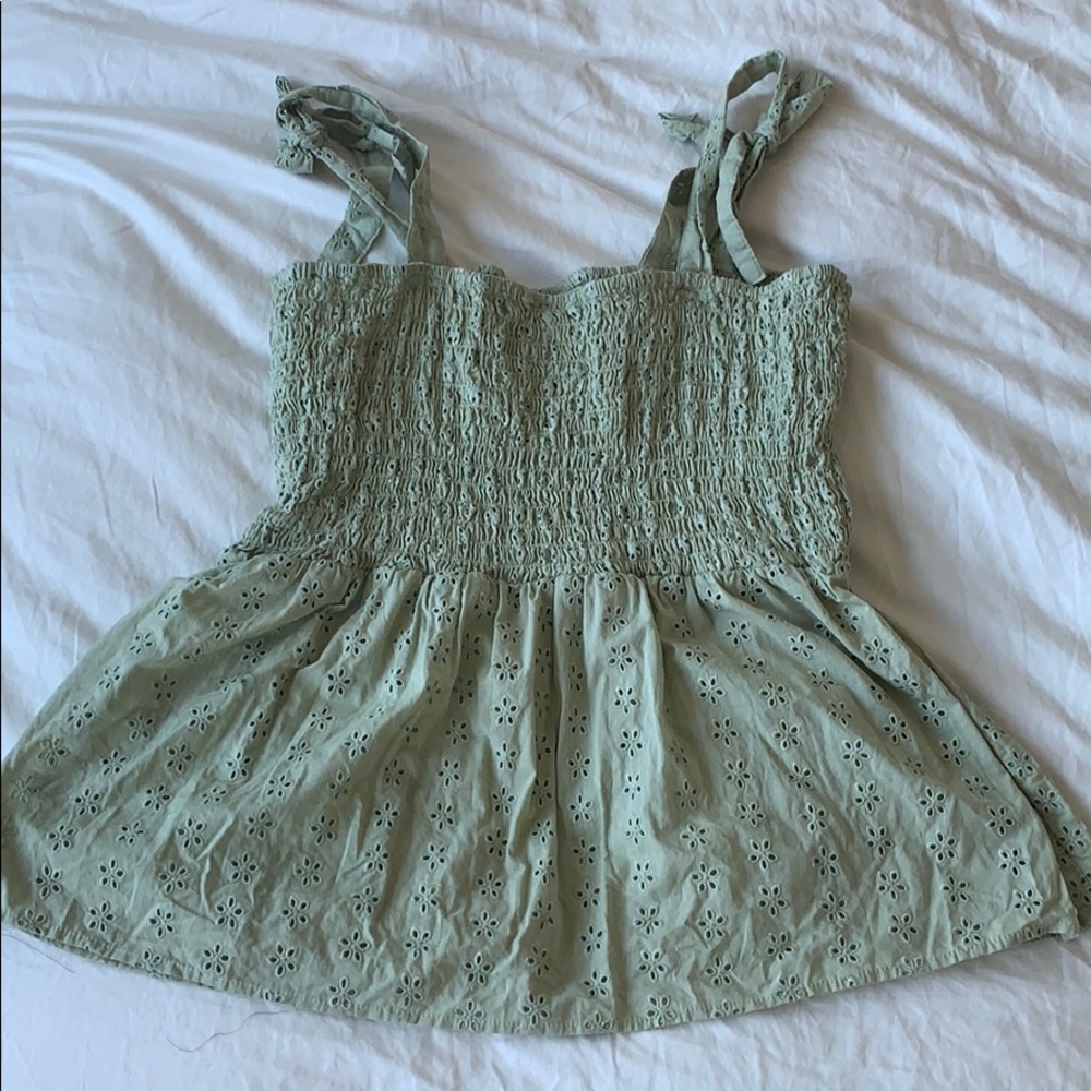 GREEN TIE SLEEVE EYELET FLUTTER TOP